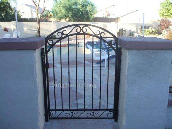 Elegante pequeña puerta de metal ornamental