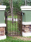 Elegante pequeña puerta de metal ornamental